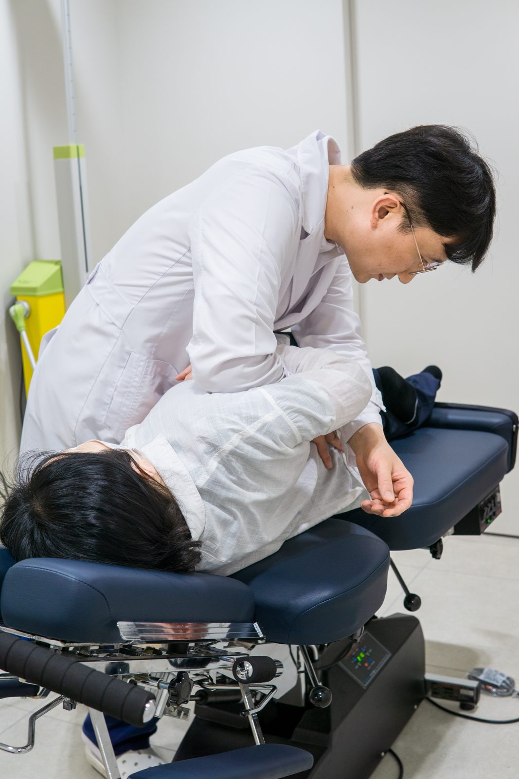추나 테이블에서 환자에게 추나 치료를 하는 조한신 대표원장
