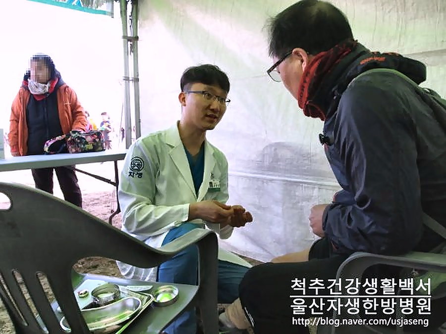 의료봉사 천막에서 주민과 상담하는 조한신 원장