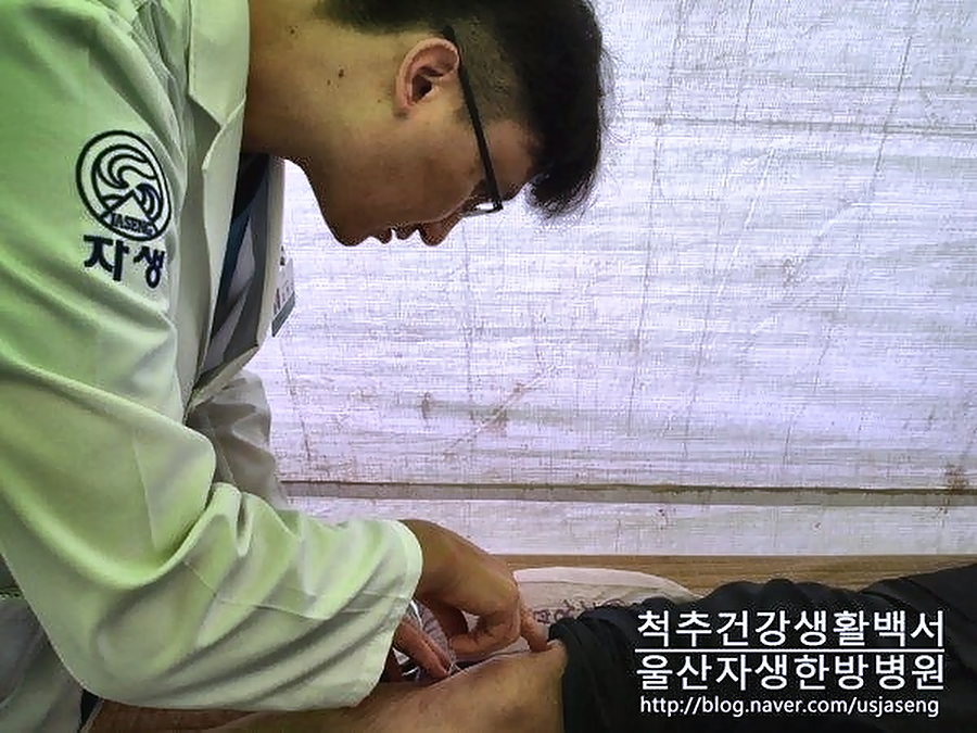 의료봉사 현장에서 주민을 진료하는 조한신 원장