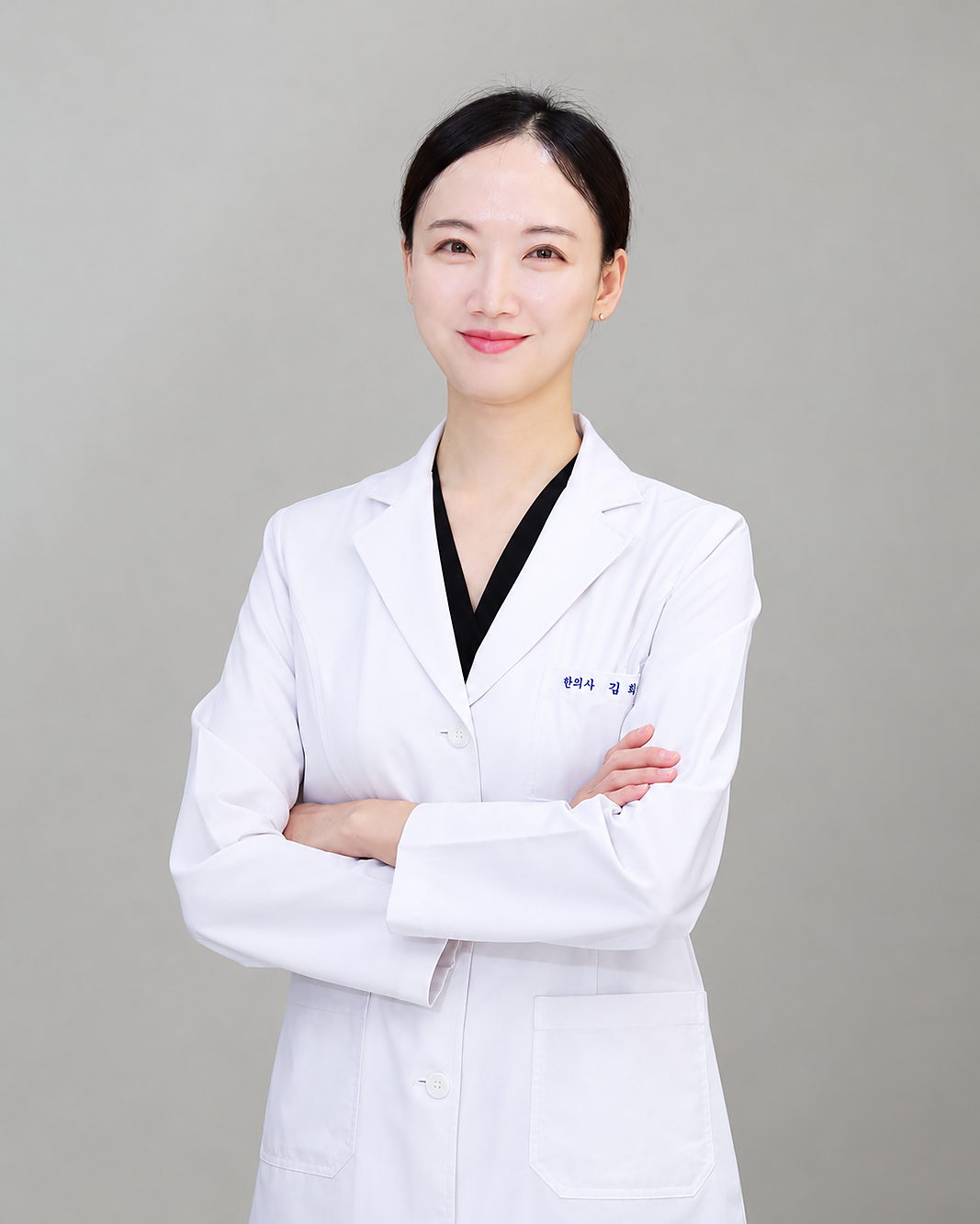 흰 가운을 입고 서 있는 김희나 원장