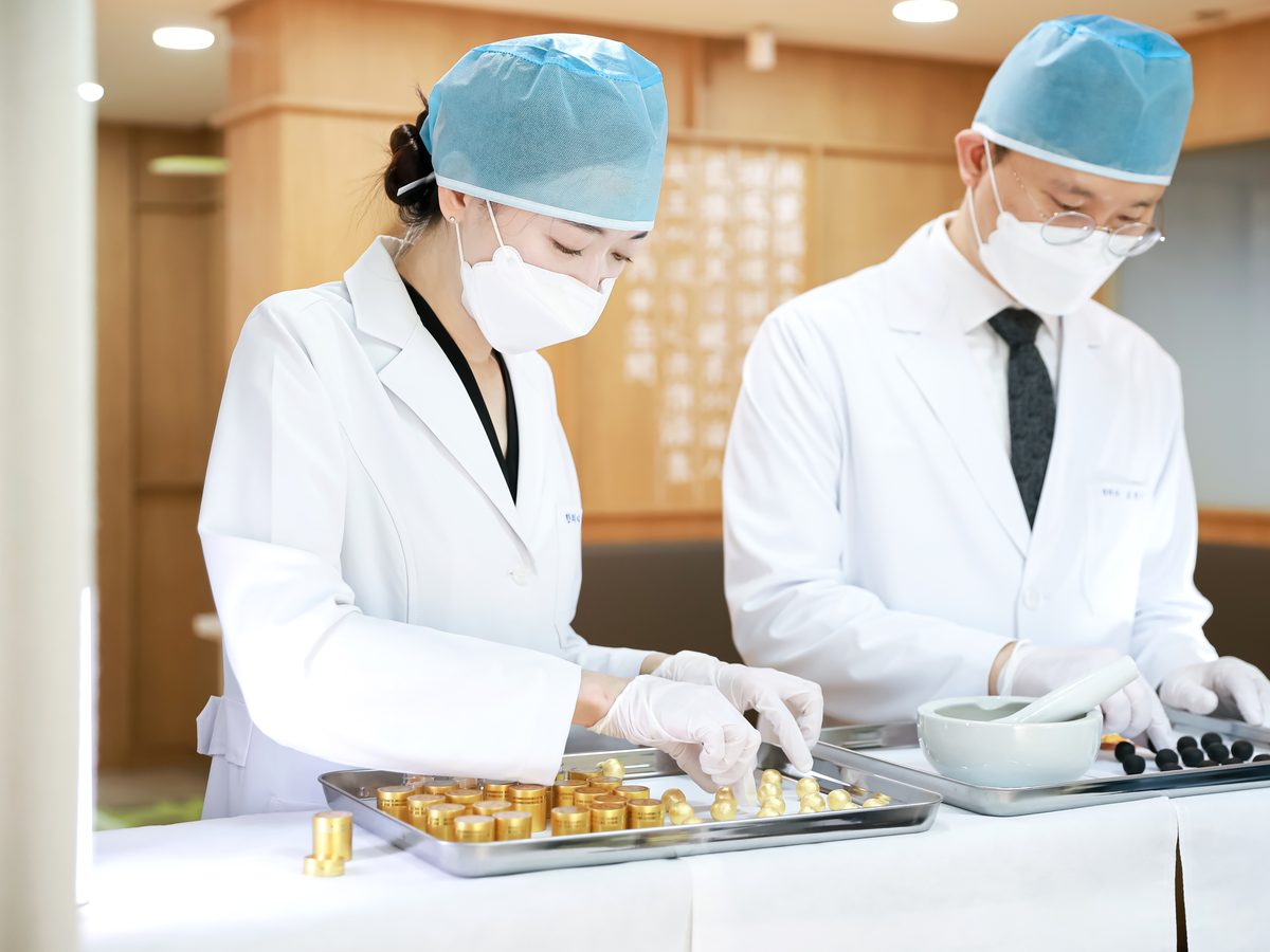 원내에서 반죽한 약재로 공진단 환을 만드는 모습